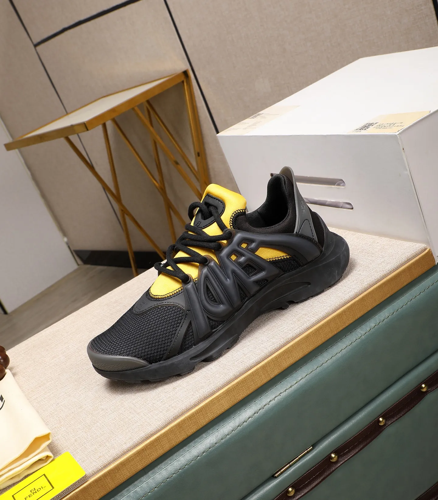 Men's Men's Shoes 💰800 Fendi Fendi's latest Tag series of men's casual mesh sports running shoes, originally purchased and developed, this Tag sneaker is a one-leg sneaker, made of black high-tech mesh material with gray neoprene details. Oversized FENDI lettering on the side and translucent rubber details. Light and flexible rubber running shoe soles, beautifully packaged at the delivery counter, customized breathable lining, original molded foam rubber outsole, sole thickness: 3.5CM! Size: 40-44 (customized at 39.45.46)